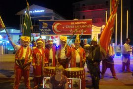 TURİZMCİDEN 30 AĞUSTOS ZAFER BAYRAMINA MEHTERANLI KUTLAMA