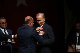 BAŞKAN OSMAN ZOLAN’A BÜYÜK ONUR