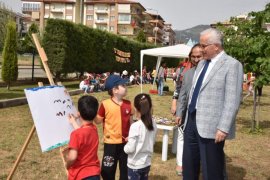 Saime Aslan Anaokulu Okul Dışarıda Gününde Sokaktaydı