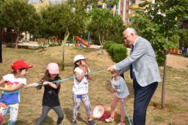 Saime Aslan Anaokulu Okul Dışarıda Gününde Sokaktaydı