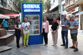 SOKAKTA KÜTÜPHANE VAR