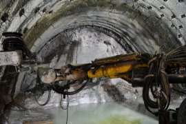 Vali Karahan Honaz Tüneli’ne araçla girdi