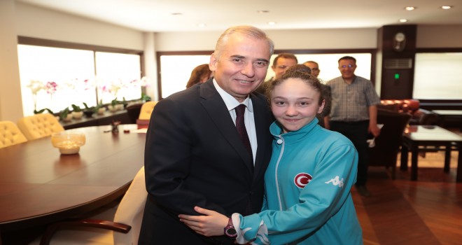 Gençlerden Başkan Osman Zolan'a ziyaret