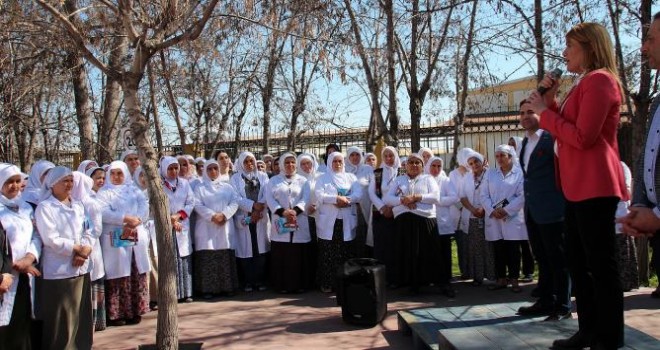 CHP'NİN ADAYI DOĞAN, KADIN HALK OYUNLARI EKİBİYLE HARMANDALI OYNADI