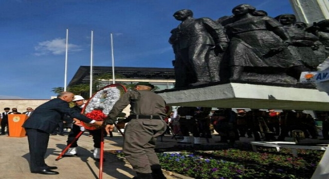 Vali Karahan, 29 Ekim Cumhuriyet Bayramı Etkinlikleri Kapsamında Atatürk Anıtına Çelenk Sundu