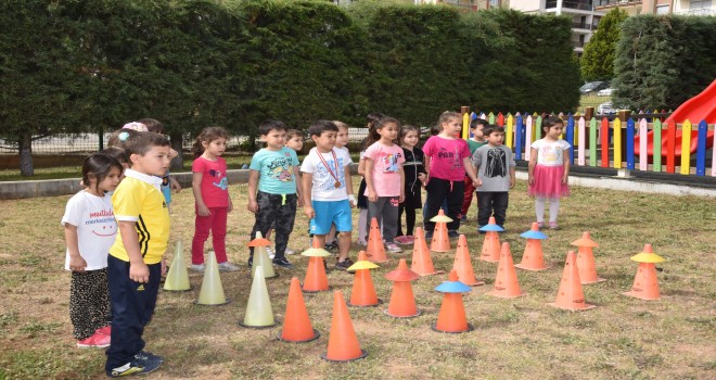 Saime Aslan Anaokulu Okul Dışarıda Gününde Sokaktaydı