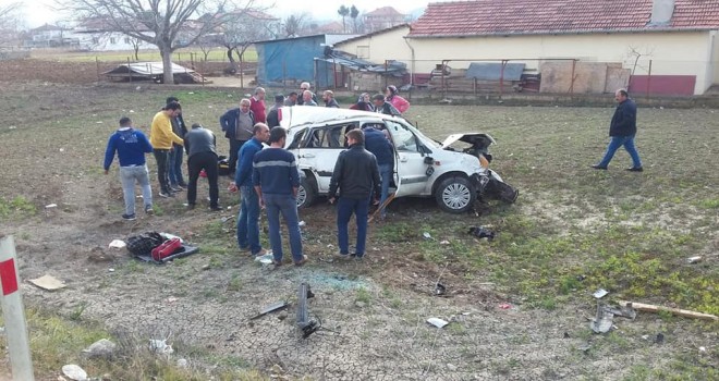 OTOBÜS DURAĞINI PARÇALAYAN OTOMOBİL, TARLAYA UÇTU: 3 YARALI