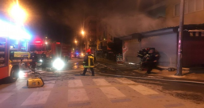 GECE YARISI ÇIKAN YANGIN KORKUTTU