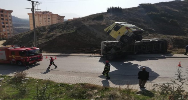 PARK HALİNDEYKEN TOMRUKLARI DEVRİLEN TIR'IN ÇEKİCİSİ HAVADA KALDI