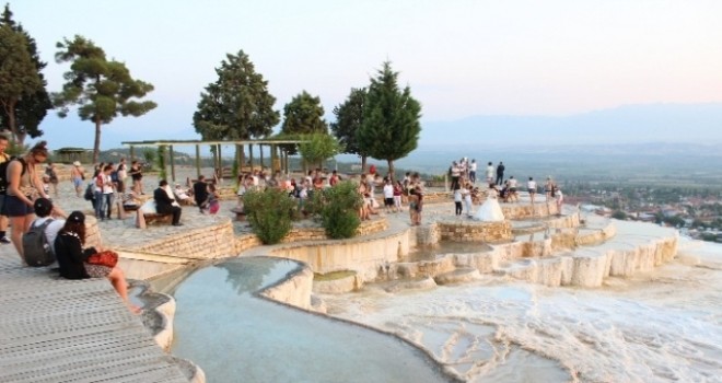 PAMUKKALE ÜCRETSİZ OLUNCA 3 SAAT İÇİNDE 15 BİN KİŞİ ZİYARET ETTİ