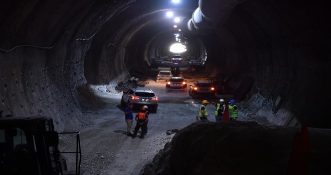 Vali Karahan Honaz Tüneli’ne araçla girdi
