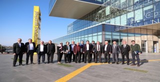 BAŞKAN SUBAŞIOĞLU’NDAN MECLİS ÜYELERİNE PLAKET