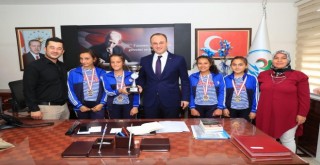 BAŞKAN ÖRKİ ŞAMPİYONLARI AĞIRLADI